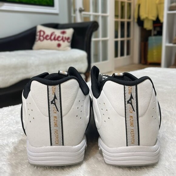 Mizuno Women's 9-Spike Swift 8 Metal Fastpitch Softball Cleats - Picture 4 of 7